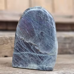 Lila Labradorit (Sunset Labradorit), polerad kristall stående friform #28