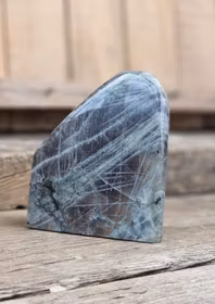 Lila Labradorit (Sunset Labradorit), polerad kristall stående friform #29