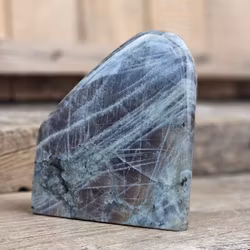 Lila Labradorit (Sunset Labradorit), polerad kristall stående friform #29