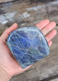 Lila Labradorit (Sunset Labradorit), polerad kristall stående friform #30