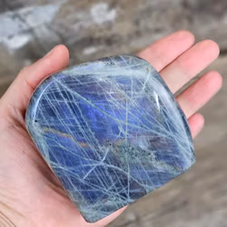 Lila Labradorit (Sunset Labradorit), polerad kristall stående friform #30