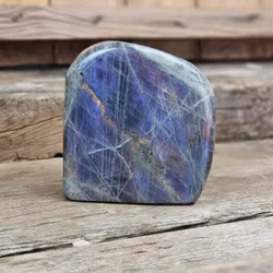 Lila Labradorit (Sunset Labradorit), polerad kristall stående friform #30