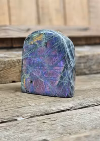 Lila Labradorit (Sunset Labradorit), polerad kristall stående friform #31