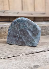 Lila Labradorit (Sunset Labradorit), polerad kristall stående friform #32