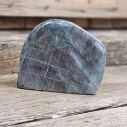 Lila Labradorit (Sunset Labradorit), polerad kristall stående friform #32