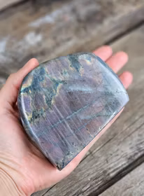 Lila Labradorit (Sunset Labradorit), polerad kristall stående friform #32