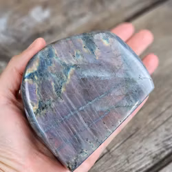 Lila Labradorit (Sunset Labradorit), polerad kristall stående friform #32