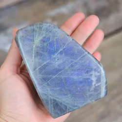 Lila Labradorit (Sunset Labradorit), polerad kristall stående friform #33