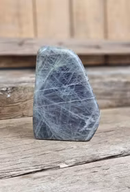 Lila Labradorit (Sunset Labradorit), polerad kristall stående friform #33