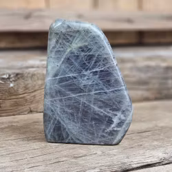 Lila Labradorit (Sunset Labradorit), polerad kristall stående friform #33