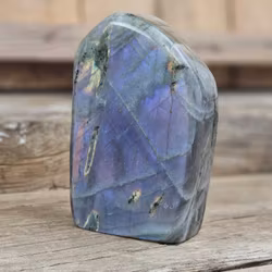 Lila Labradorit (Sunset Labradorit), polerad kristall stående friform #34
