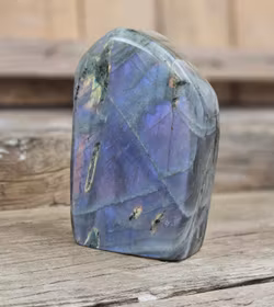 Lila Labradorit (Sunset Labradorit), polerad kristall stående friform #34