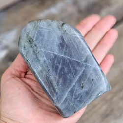 Lila Labradorit (Sunset Labradorit), polerad kristall stående friform #34