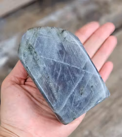 Lila Labradorit (Sunset Labradorit), polerad kristall stående friform #34