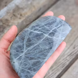 Lila Labradorit (Sunset Labradorit), polerad kristall stående friform #35