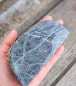 Lila Labradorit (Sunset Labradorit), polerad kristall stående friform #35