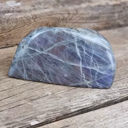 Lila Labradorit (Sunset Labradorit), polerad kristall stående friform #35