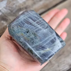 Lila Labradorit, polerad kristall stående friform #37