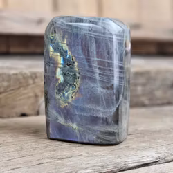 Lila Labradorit, polerad kristall stående friform #37