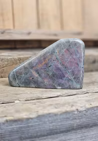 Lila Labradorit (Sunset Labradorit), polerad kristall stående friform #39