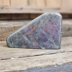 Lila Labradorit (Sunset Labradorit), polerad kristall stående friform #39