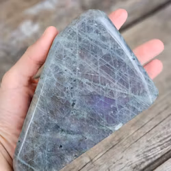Lila Labradorit (Sunset Labradorit), polerad kristall stående friform #39