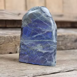 Lila Labradorit (Sunset Labradorit), polerad kristall stående friform #41