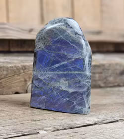 Lila Labradorit (Sunset Labradorit), polerad kristall stående friform #41