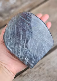 Lila Labradorit (Sunset Labradorit), polerad kristall stående friform #42