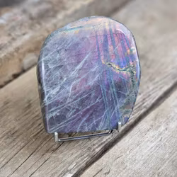 Lila Labradorit (Sunset Labradorit), polerad kristall stående friform #42