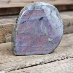 Lila Labradorit (Sunset Labradorit), polerad kristall stående friform #43