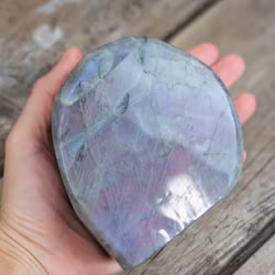 Lila Labradorit (Sunset Labradorit), polerad kristall stående friform #43