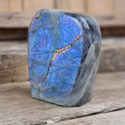 Lila Labradorit (Sunset Labradorit), polerad kristall stående friform #45