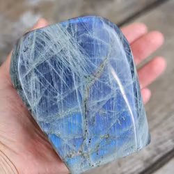 Lila Labradorit (Sunset Labradorit), polerad kristall stående friform #45