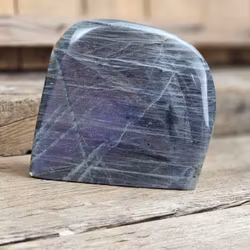 Lila Labradorit (Sunset Labradorit), polerad kristall stående friform #46