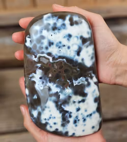 Orca Agat, polerad kristall stående friform #2