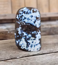 Orca Agat, polerad kristall stående friform #2