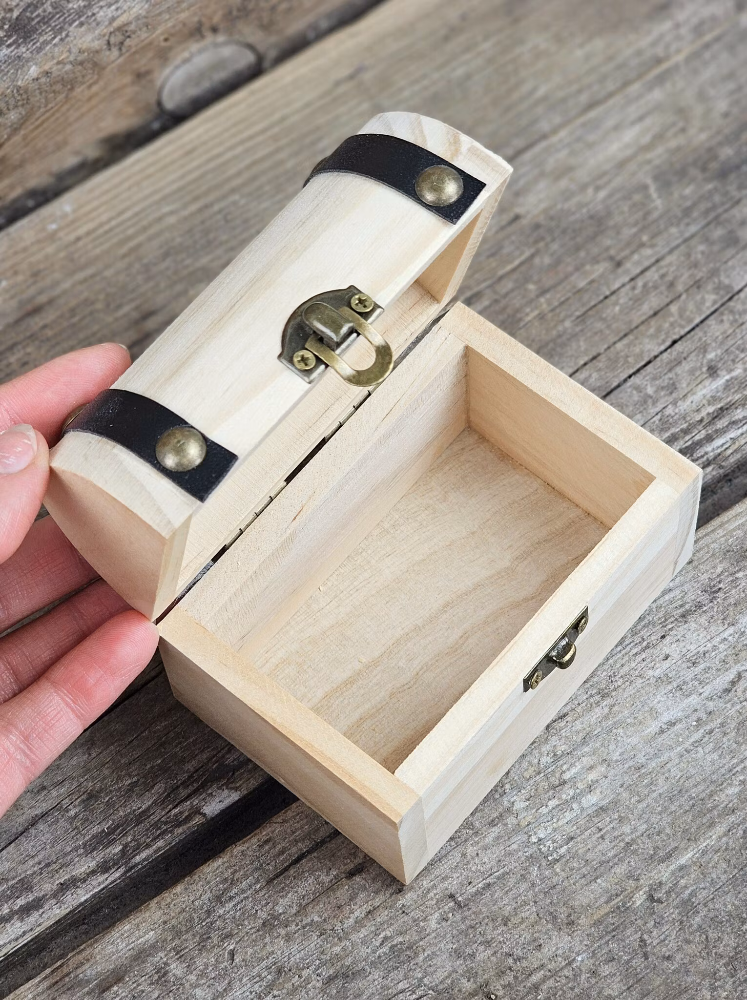 Skattkista i trä fylld med kristaller