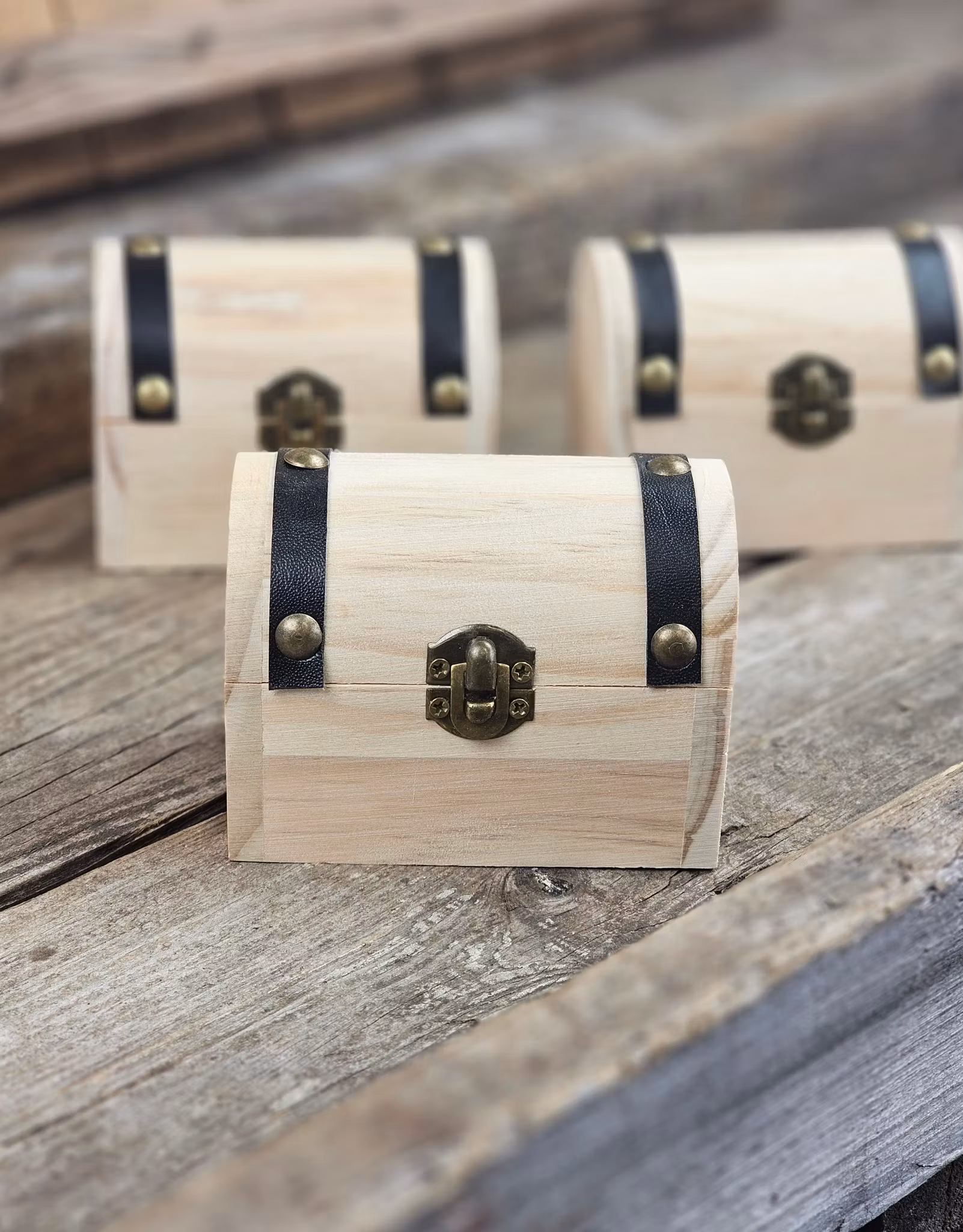 Skattkista i trä fylld med kristaller