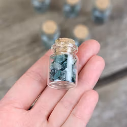 Mossagat, kristallchips i glasflaska