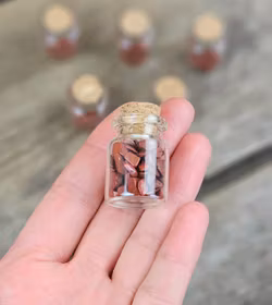 Röd Jaspis, kristallchips i glasflaska