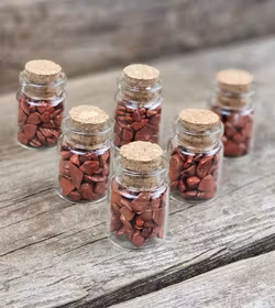 Röd Jaspis, kristallchips i glasflaska