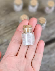 Rosenkvarts, kristallchips i glasflaska