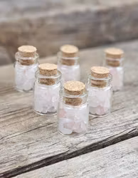 Rosenkvarts, kristallchips i glasflaska