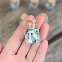 Trädagat, kristallchips i glasflaska