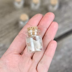 Månsten, kristallchips i glasflaska