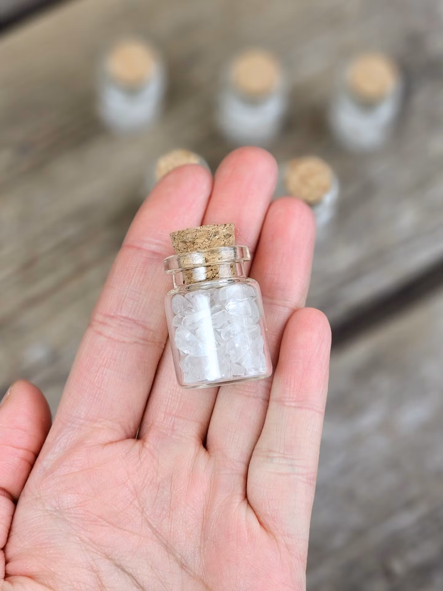 Bergkristall, kristallchips i glasflaska