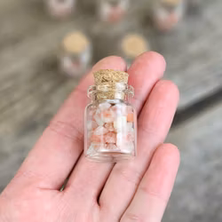 Solsten, kristallchips i glasflaska