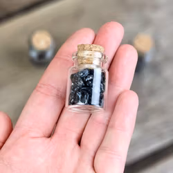 Svart Turmalin, kristallchips i glasflaska