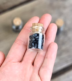 Svart Turmalin, kristallchips i glasflaska